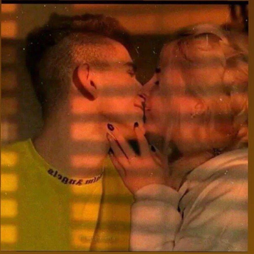 Жаркий поцелуй Бабича и Покров на слитых в сеть фотках.