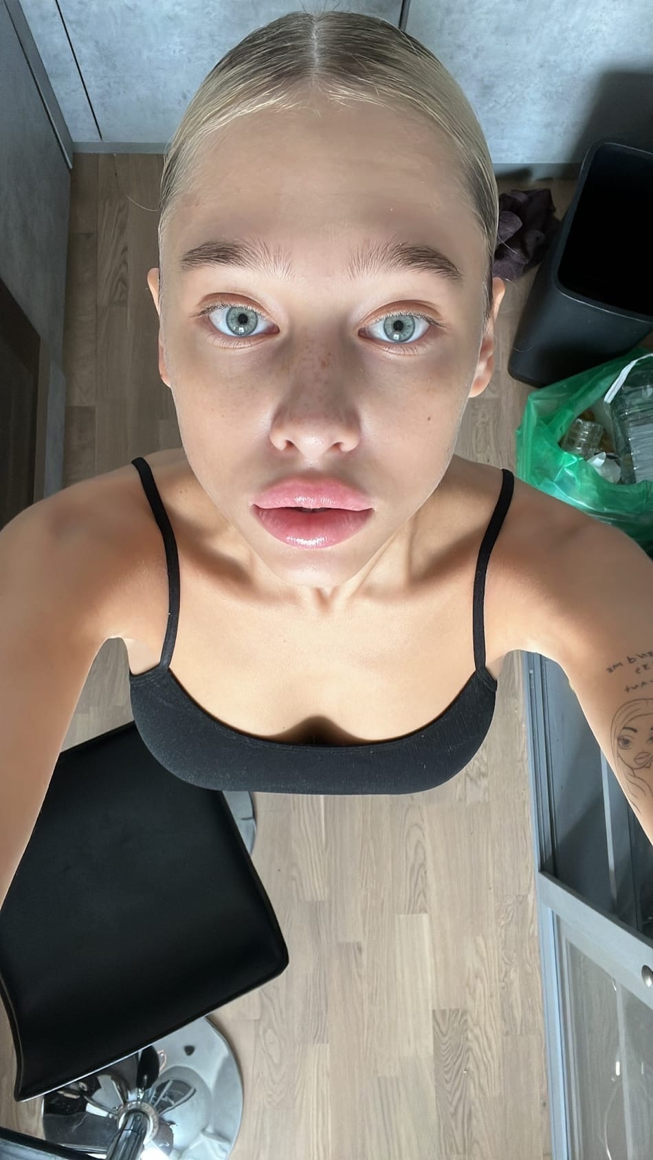 Селфи крупным планом от тиктокерши tatisize без макияжа и ретуши.