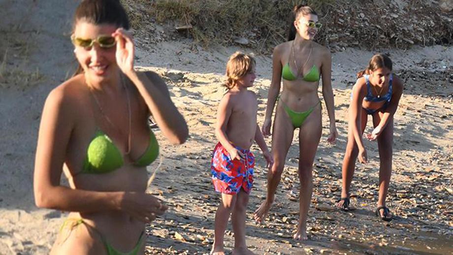 Hande Ercel в купальнике Hande Ercel в купальнике