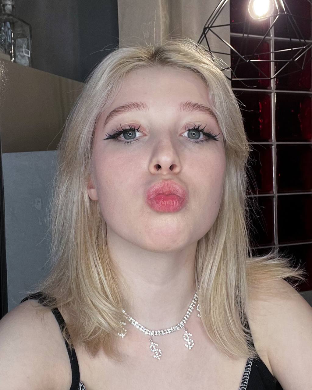 Фотка на которой even cute сделала губы уточкой. Фотка на которой even cute сделала губы уточкой.