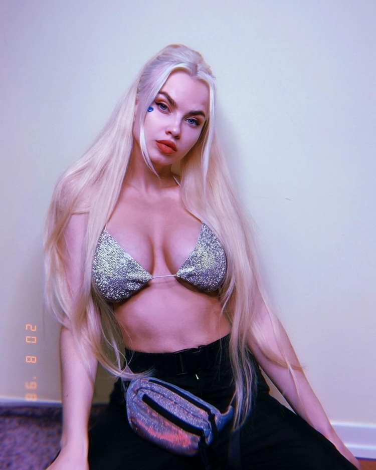 Сексуальная блондинка Даша Шейк из группы RASA. Сексуальная блондинка Даша Шейк из группы RASA.