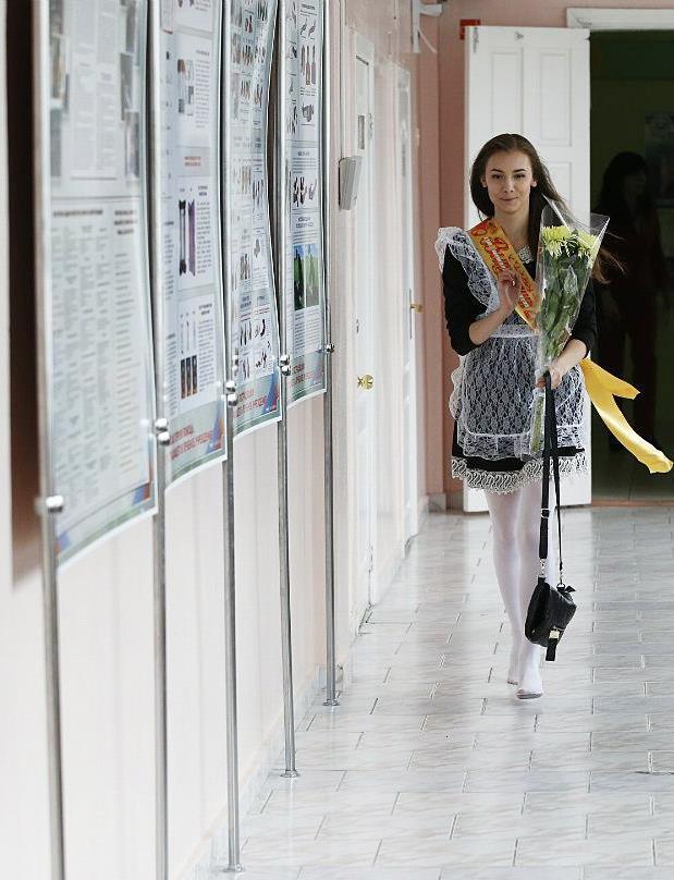 Анастасия Муллаянова на фото с выпускного в школьной униформе и белых чулках. Анастасия Муллаянова на фото с выпускного в школьной униформе и белых чулках.