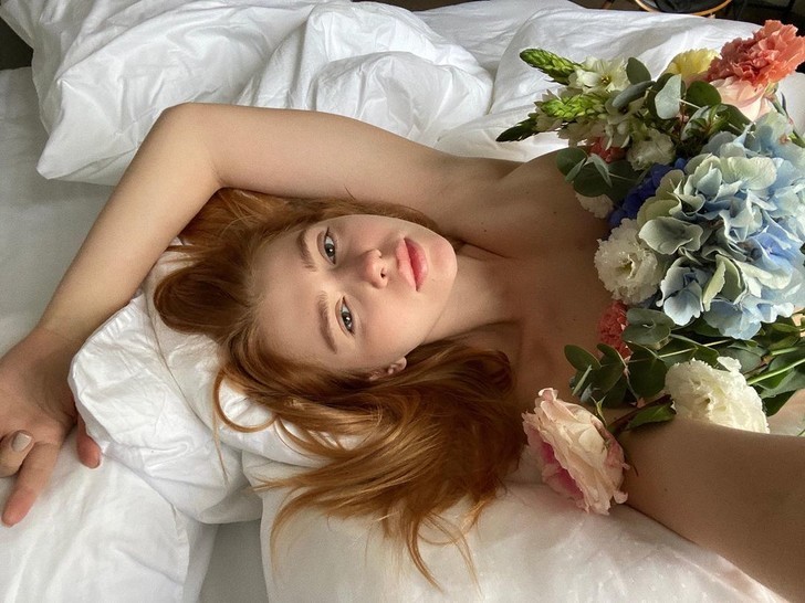 Анастасия Уколова в постели позирует топлес. Анастасия Уколова в постели позирует топлес.