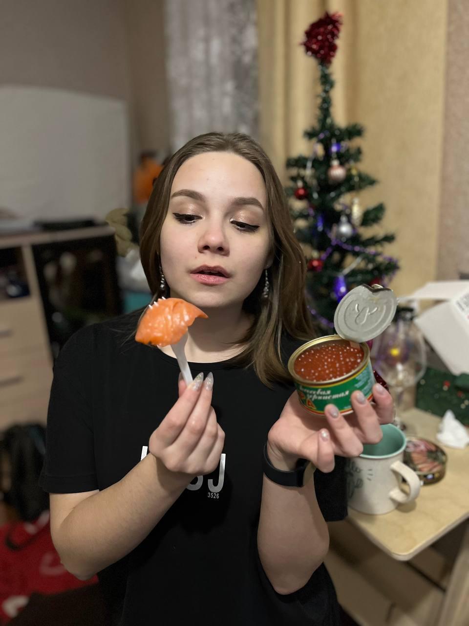 Новогоднее слитое в сеть фото Али Тристезен с красной икрой и рыбой.