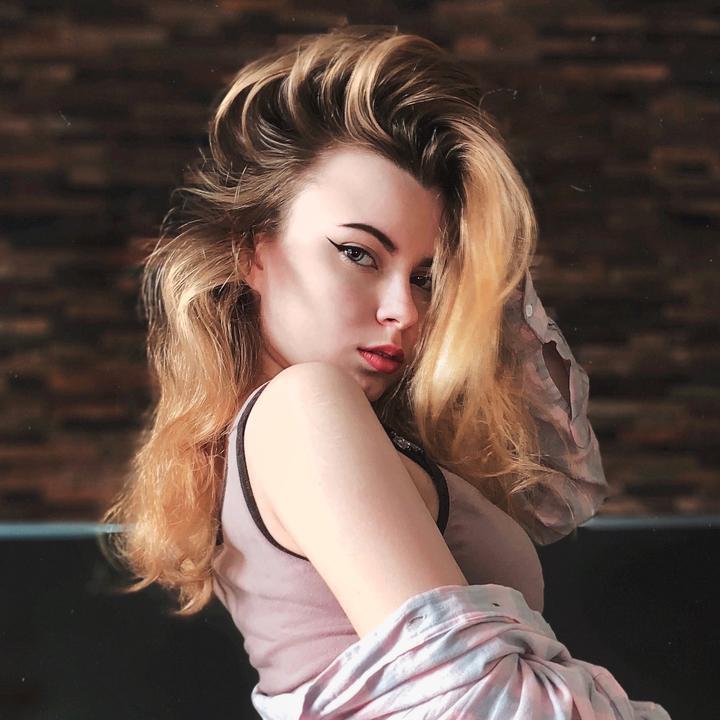 Арина Снежко тик ток в чулках. Арина Снежко тик ток в чулках.