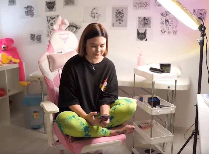 Кейт косс в рабочей атмосфере.