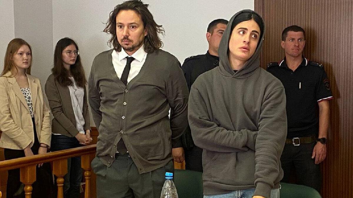 Фото Хилми в зале суда слитые в интернет кадры. Фото Хилми в зале суда слитые в интернет кадры.