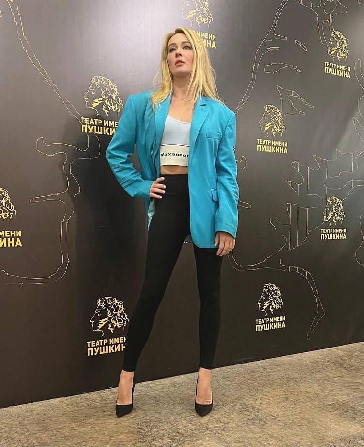 Панина в пиджаке и обтягивающих лосинах.