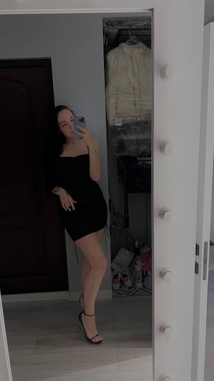 Селфи от Синди в обтягивающем чёрном платье.