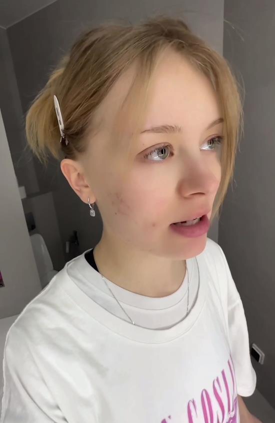 На одном из ток шоу. На одном из ток шоу.