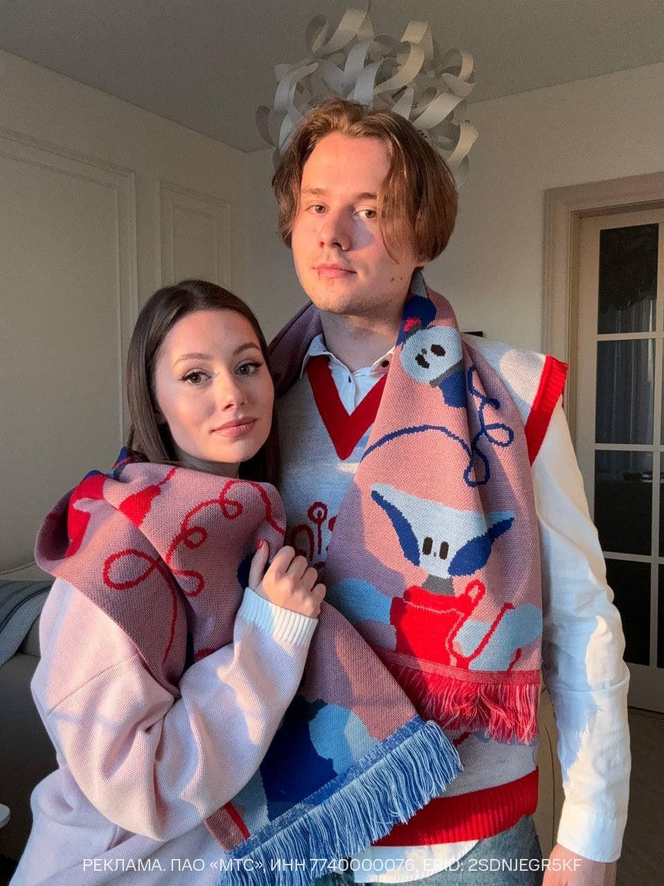 А на этом снимке из ТГ канала ребята в подарочном шарфе рекламируют МТС. А на этом снимке из ТГ канала ребята в подарочном шарфе рекламируют МТС.