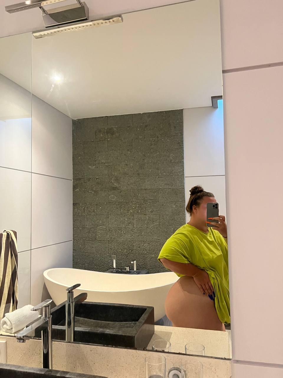 Берникова показала подписчикам своё голое бедро на селфи из ванной. Берникова показала подписчикам своё голое бедро на селфи из ванной.