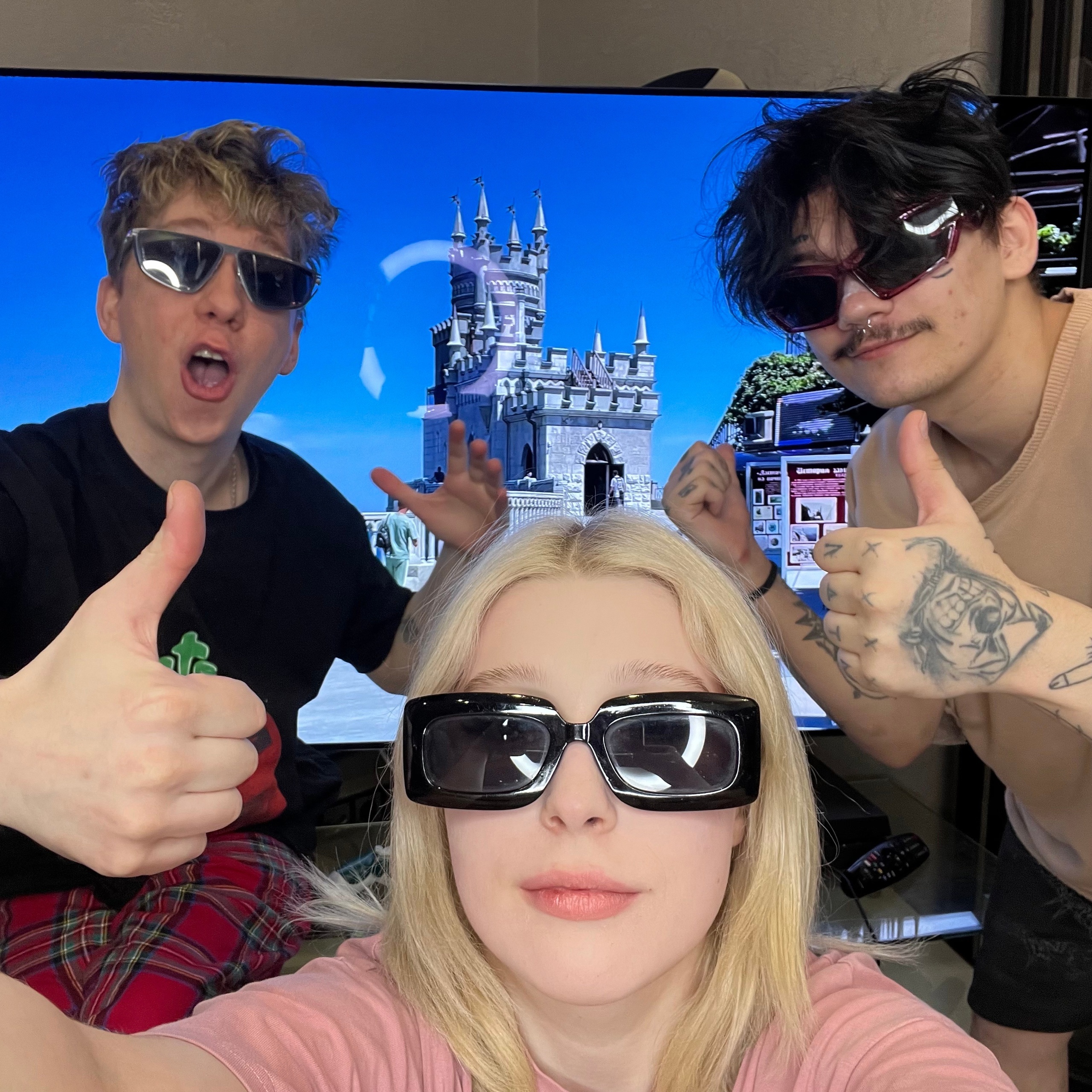 Ещё одно селфи от EVEN CUTE, НАВЕРНОЕ ПОЭТ, ЯКОРЪ. Ещё одно селфи от EVEN CUTE, НАВЕРНОЕ ПОЭТ, ЯКОРЪ.