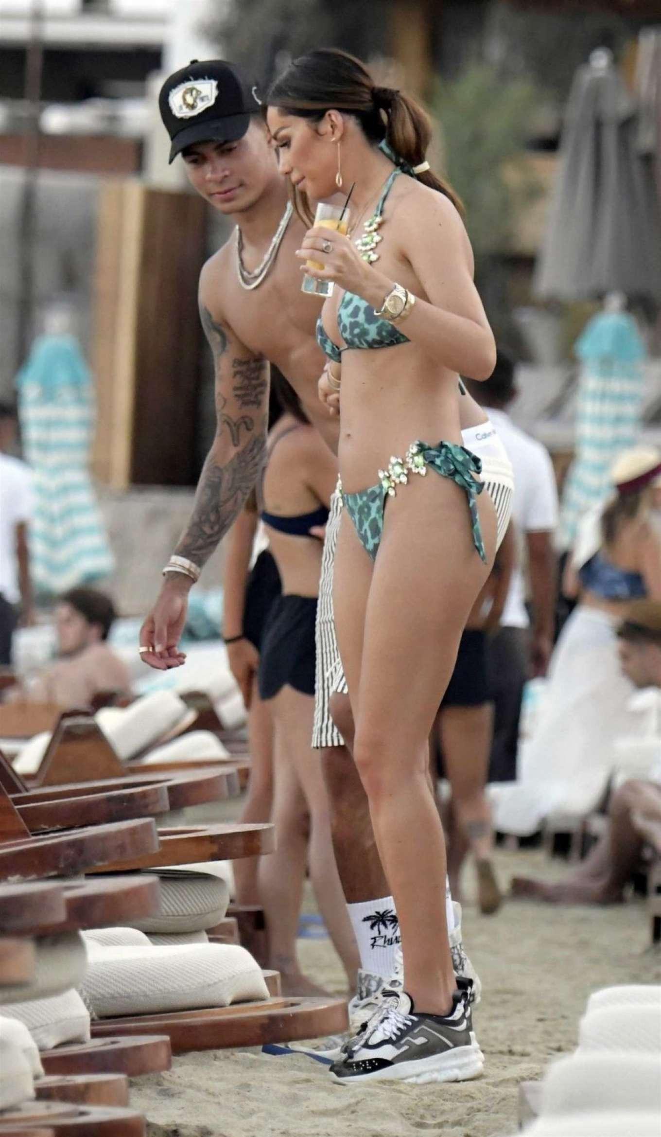 Горячие пляжные фотки Деле и Руби в бикини. Горячие пляжные фотки Деле и Руби в бикини.