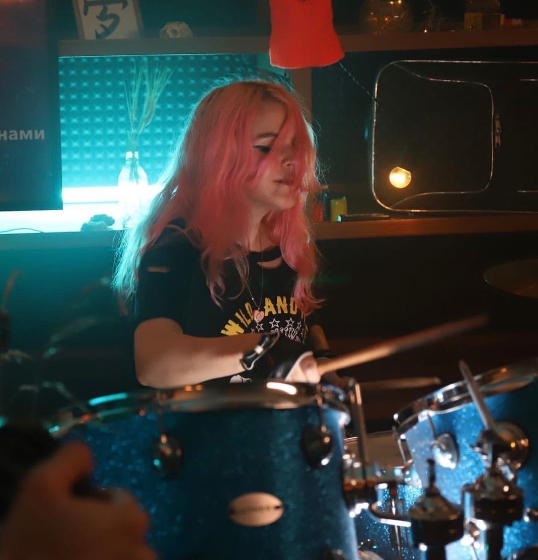 Слитые в сеть фото Эми Роуз играет на барабанной установке. Слитые в сеть фото Эми Роуз играет на барабанной установке.