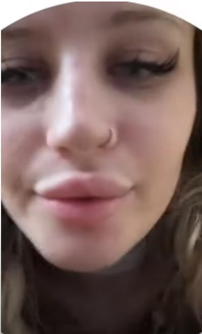 У блогерши есть пирсинг в носу. У блогерши есть пирсинг в носу.