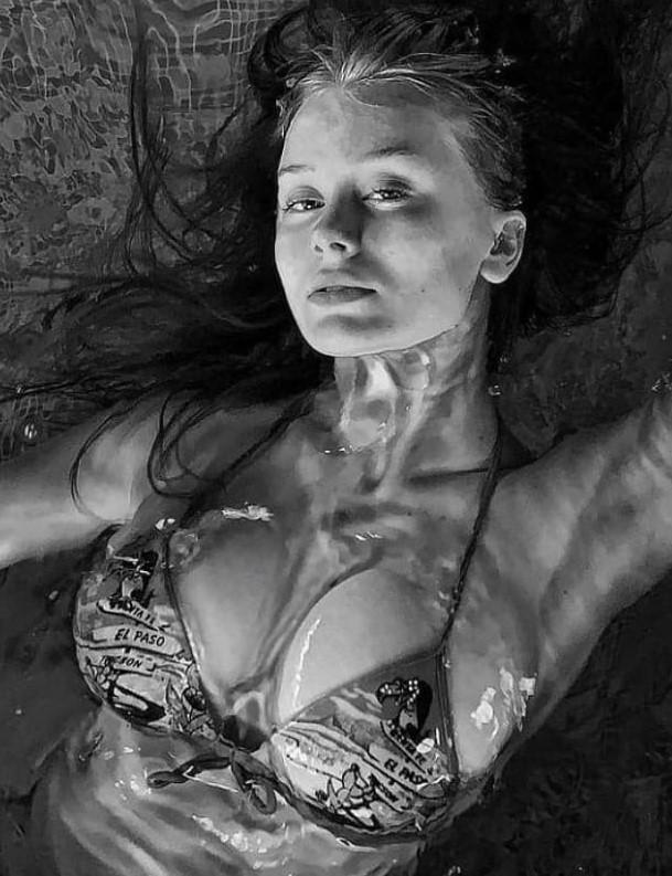 Дарья Перова родилась 6 марта 2001 года в городе Талгар, Казахстан. На данный момент проживает в Алматы вместе со своим бойфрендом. Дарья Перова родилась 6 марта 2001 года в городе Талгар, Казахстан. На данный момент проживает в Алматы вместе со своим бойфрендом.