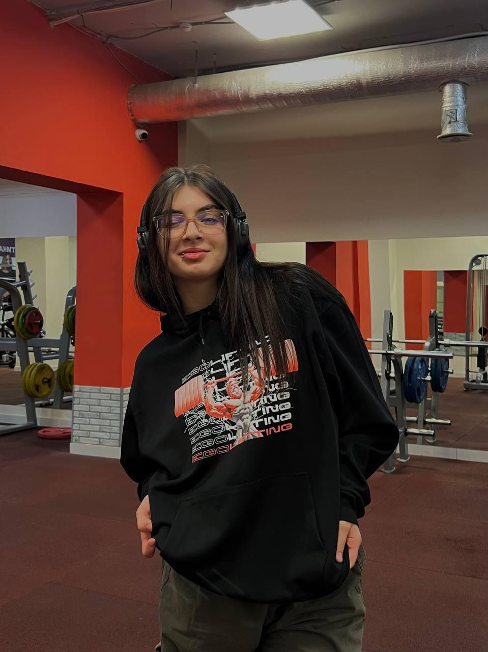 Фитоняшка bebeй в очках и наушниках.