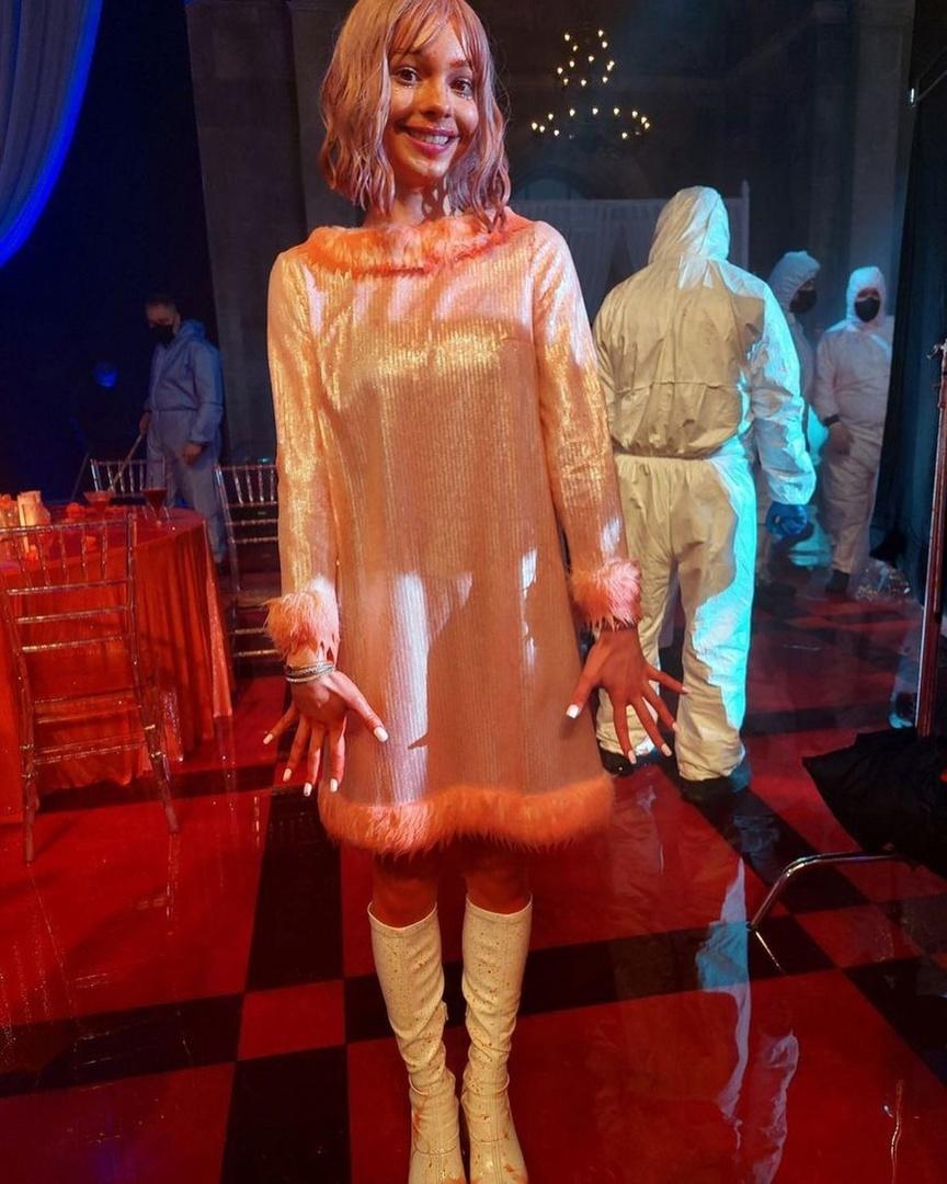 Конечно же, и среди звезд нового сериала «Уэнсдэй» нашлись фанаты k-pop! Эмма Майерс показала, какую группу она слушала в этом году чаще всего.