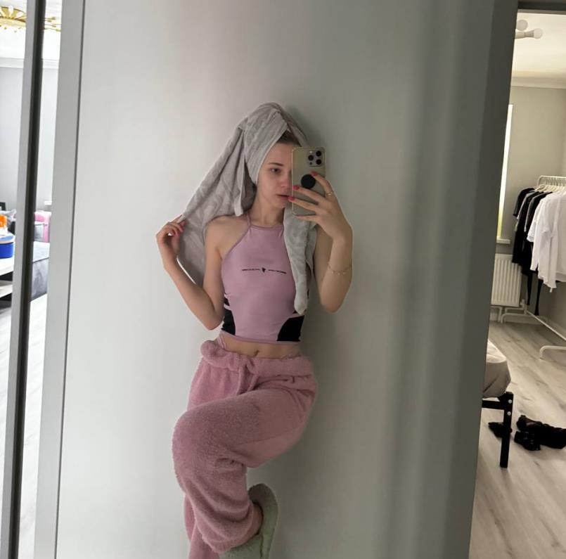 Домашние кадры в розовых штанах, без макияжа и с полотенцем на голове.