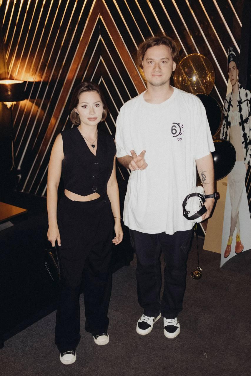 Старый снимок из архива Каролины и Эксайла в каком то клубе или кафе. Старый снимок из архива Каролины и Эксайла в каком то клубе или кафе.