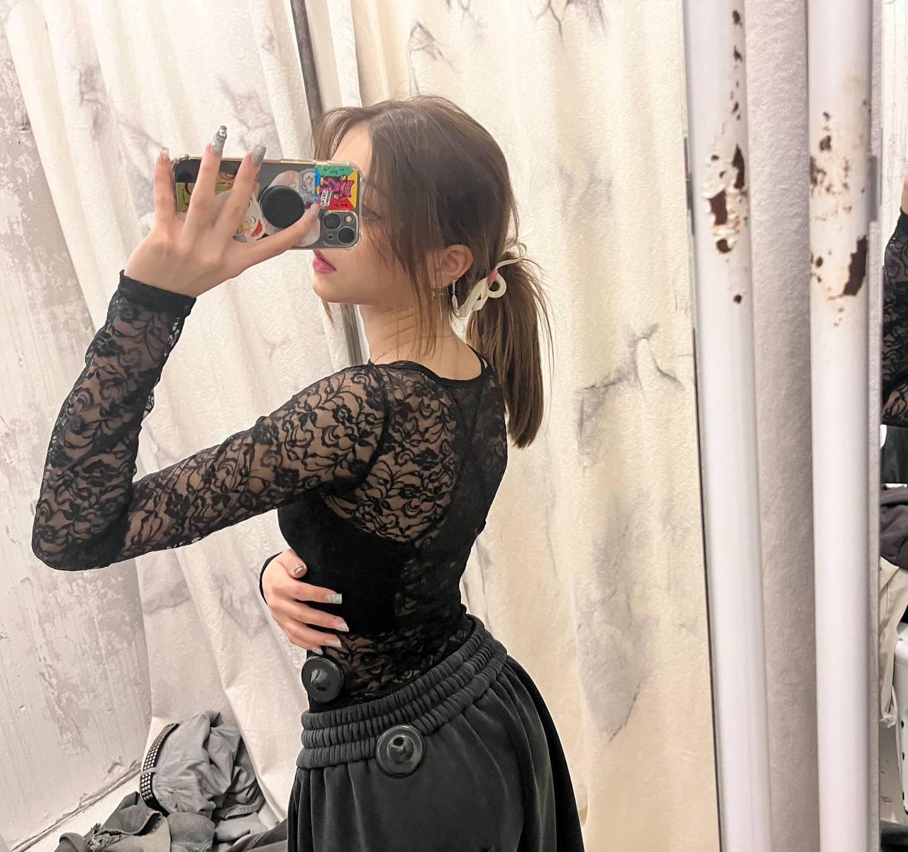 Откровенное селфи в чёрном топе. Откровенное селфи в чёрном топе.