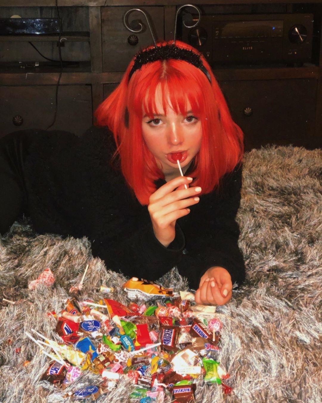 А на этом снимке КЭТ сосёт чупа чупс. А на этом снимке КЭТ сосёт чупа чупс.