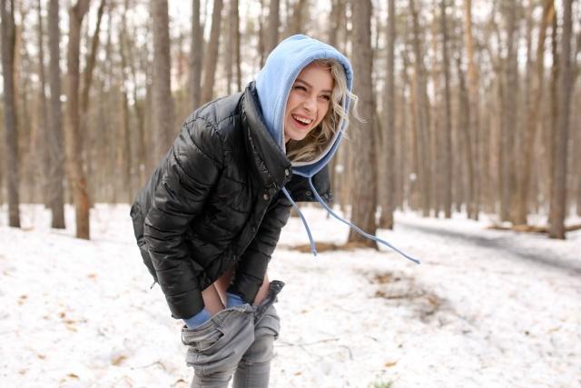 Ульная Тригубчак раздевается в зимнем лесу.