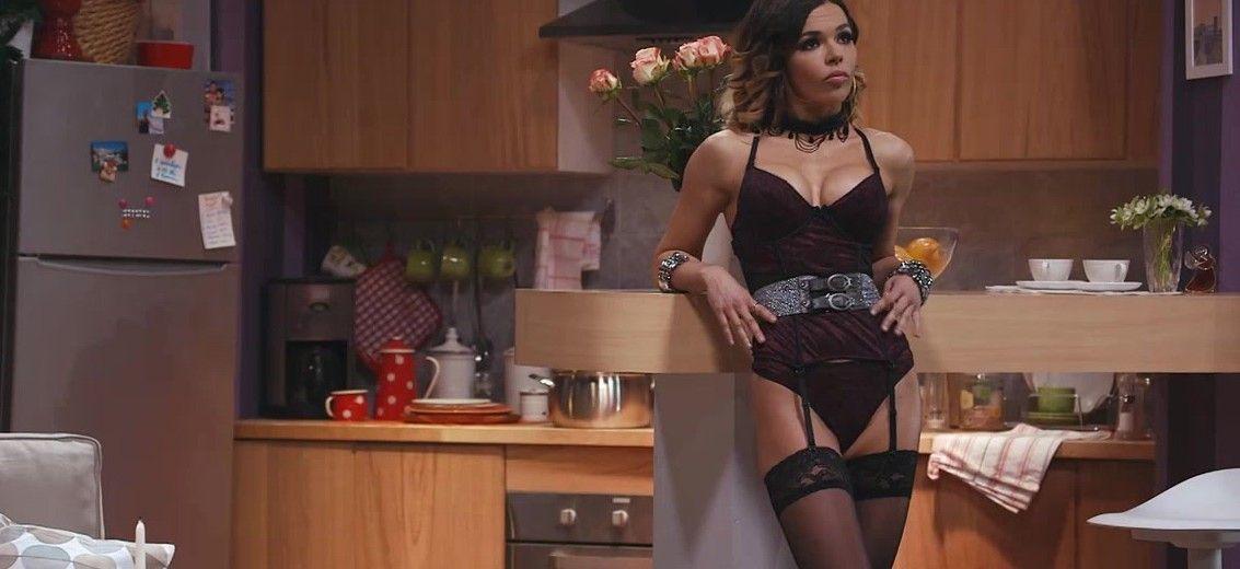 Соблазнительные кадры с Кариной в нижнем белье из юмористического шоу "Однажды в России".