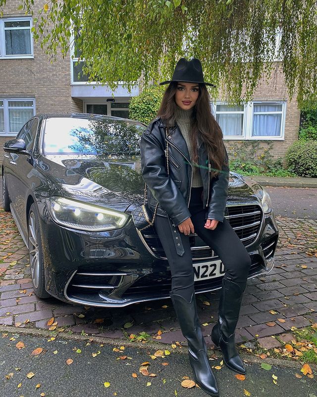 Смешной снимок с Наргиз на капоте машине в кожаной шляпе и сапогах. Смешной снимок с Наргиз на капоте машине в кожаной шляпе и сапогах.