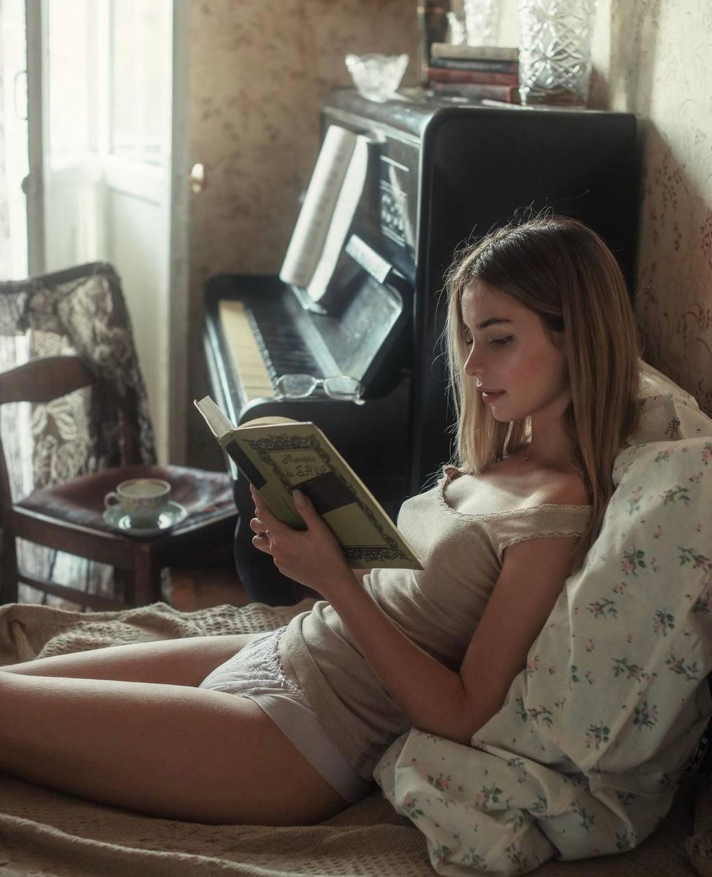 Еще в студенческие годы Ира начинает увлекаться модельным бизнесом, и смело начинает позировать в фотосессиях разных стилей, не стесняясь показать себя обнаженной. Еще в студенческие годы Ира начинает увлекаться модельным бизнесом, и смело начинает позировать в фотосессиях разных стилей, не стесняясь показать себя обнаженной.