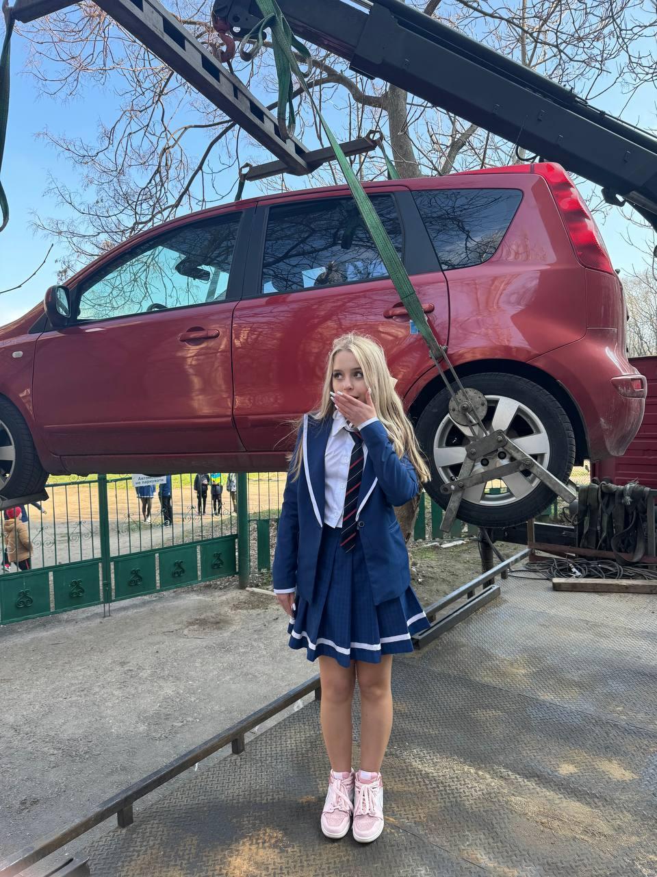 Фото на фоне эвакуации машины. Фото на фоне эвакуации машины.