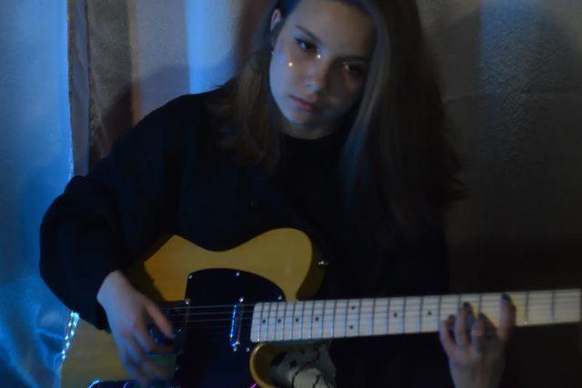 Тристезен так же учится играть на электрогитаре.