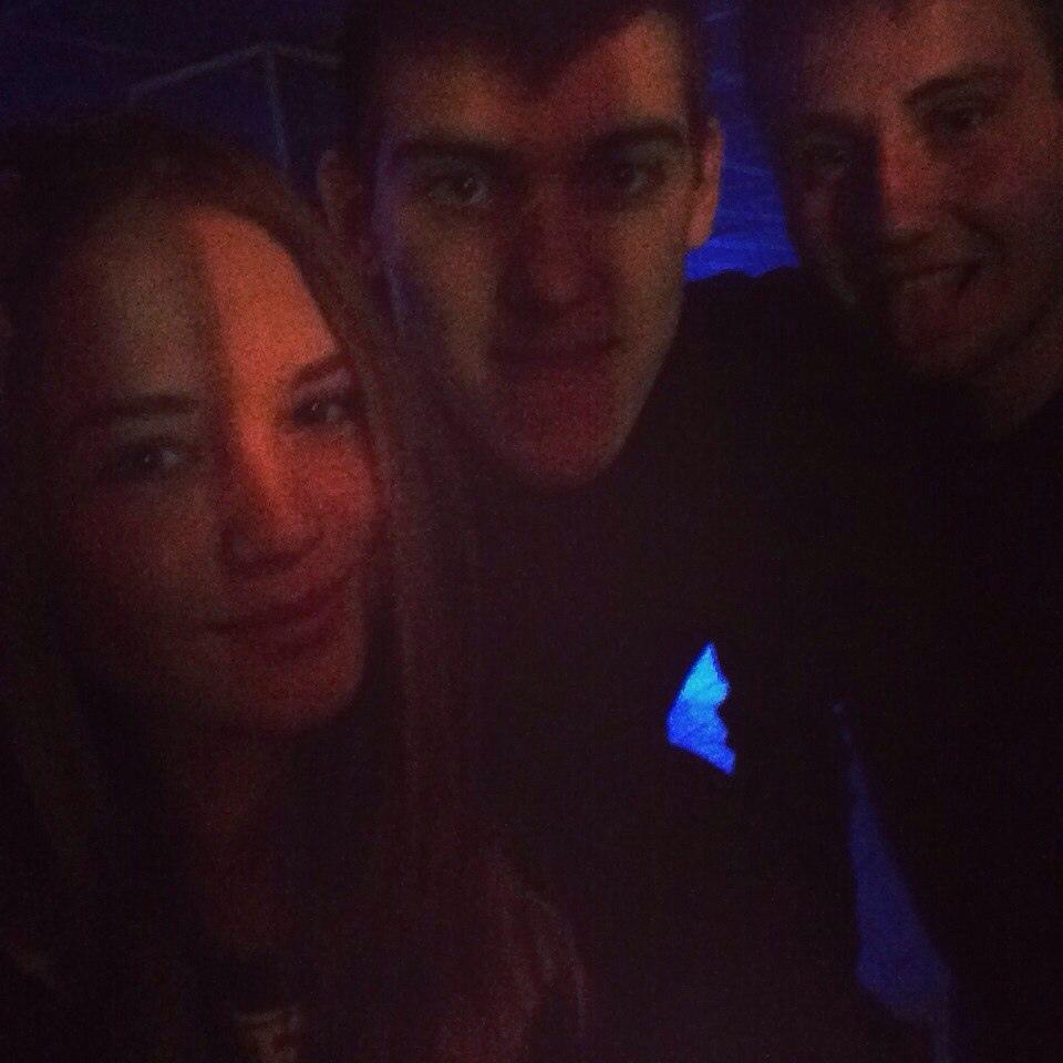 Старое селфи с парнями в клубе. Старое селфи с парнями в клубе.