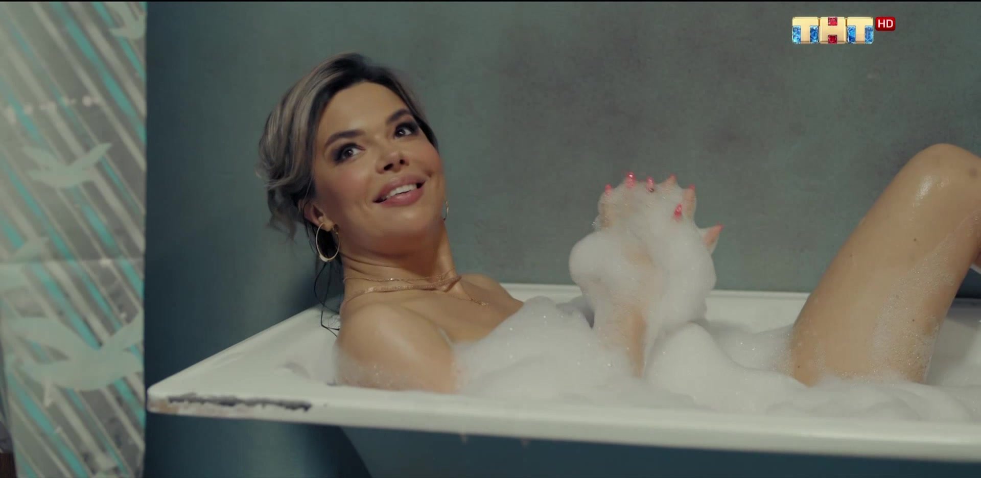 Красотка Карина Зверева на фото в голом "НЮ" виде лежит в ванной с пеной.