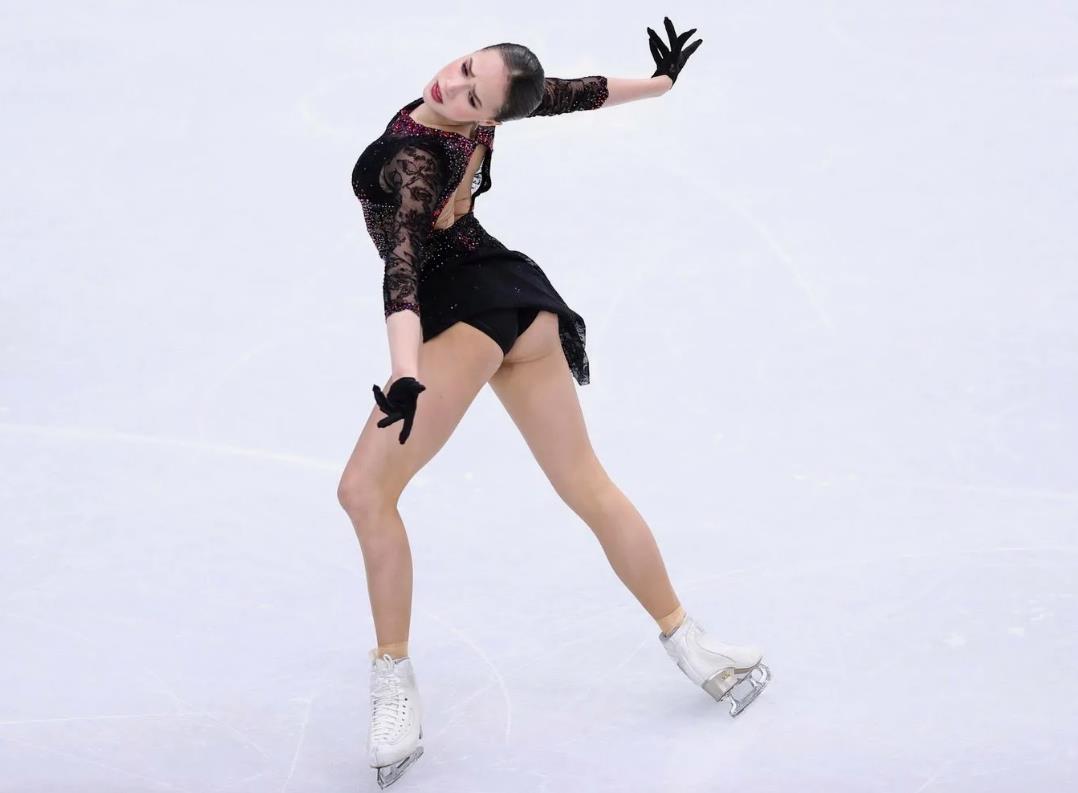 Скриншот с выступления Алины в чёрных трусах. Скриншот с выступления Алины в чёрных трусах.