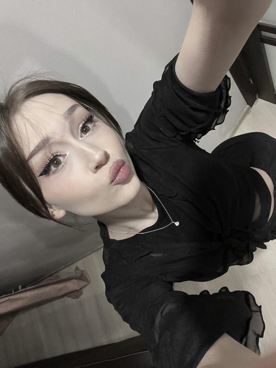 Кажется болезнь "Губы уточкой" поразила весь интернет, вот и Дашка 228 не устояла.