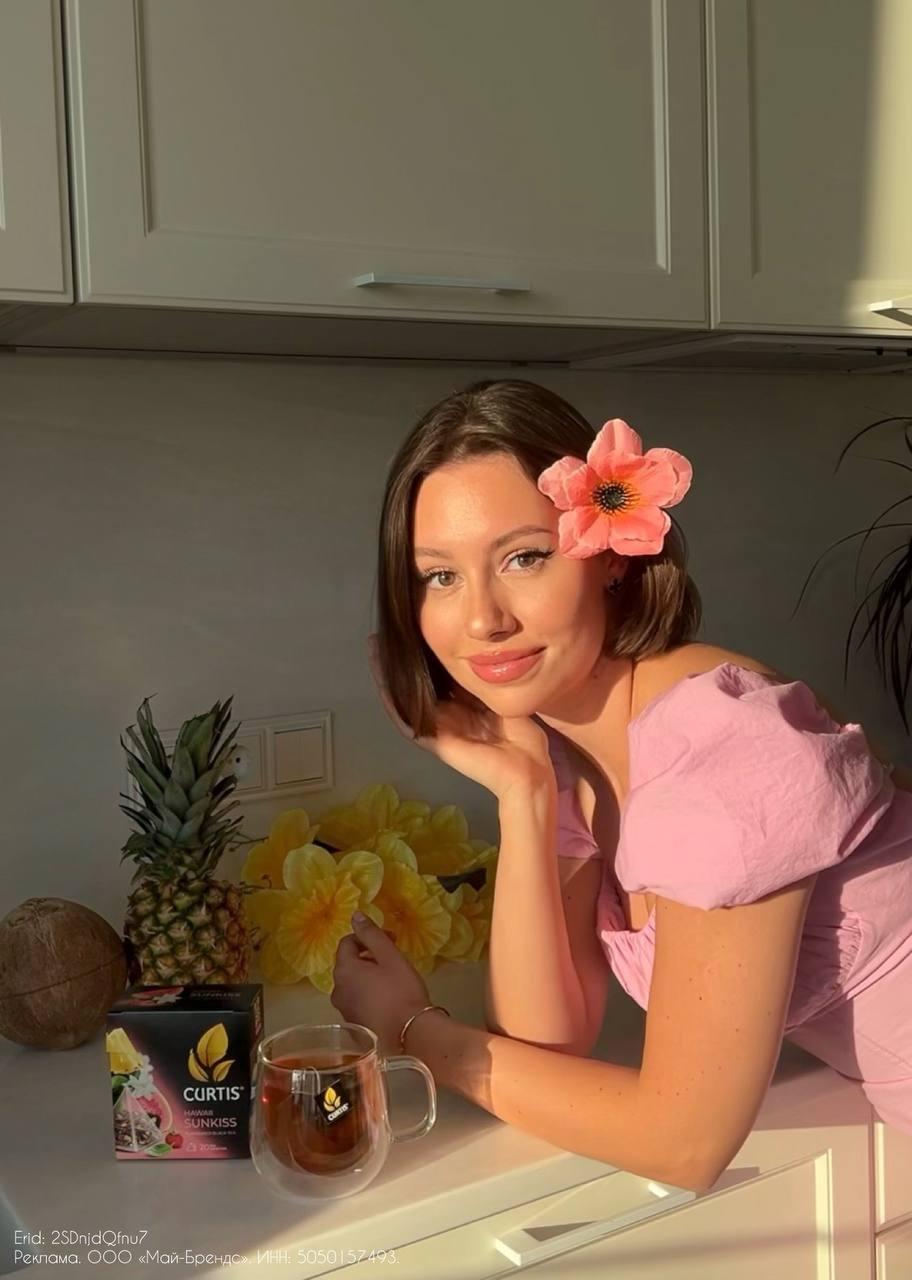 Красивый снимок MiniKarolina на кухне, во время рекламы чая. Красивый снимок MiniKarolina на кухне, во время рекламы чая.