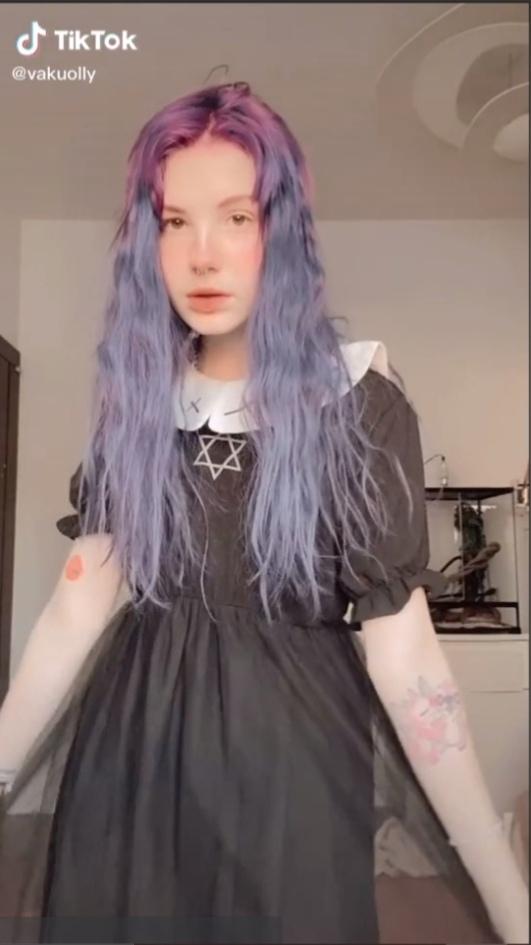 Кадр с Тик Ток канала девушку, где она с длинными фиолетовыми волосами. Кадр с Тик Ток канала девушку, где она с длинными фиолетовыми волосами.