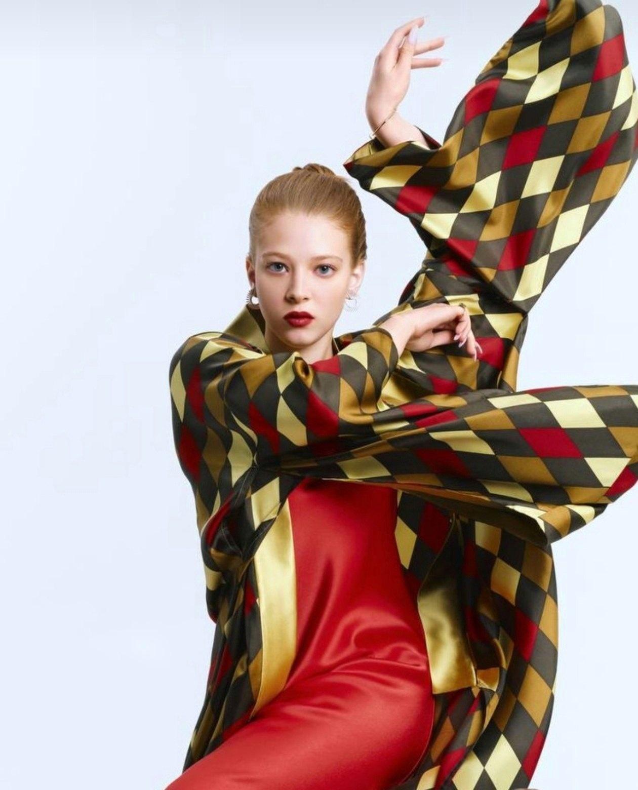 Прикольные снимки в костюме.