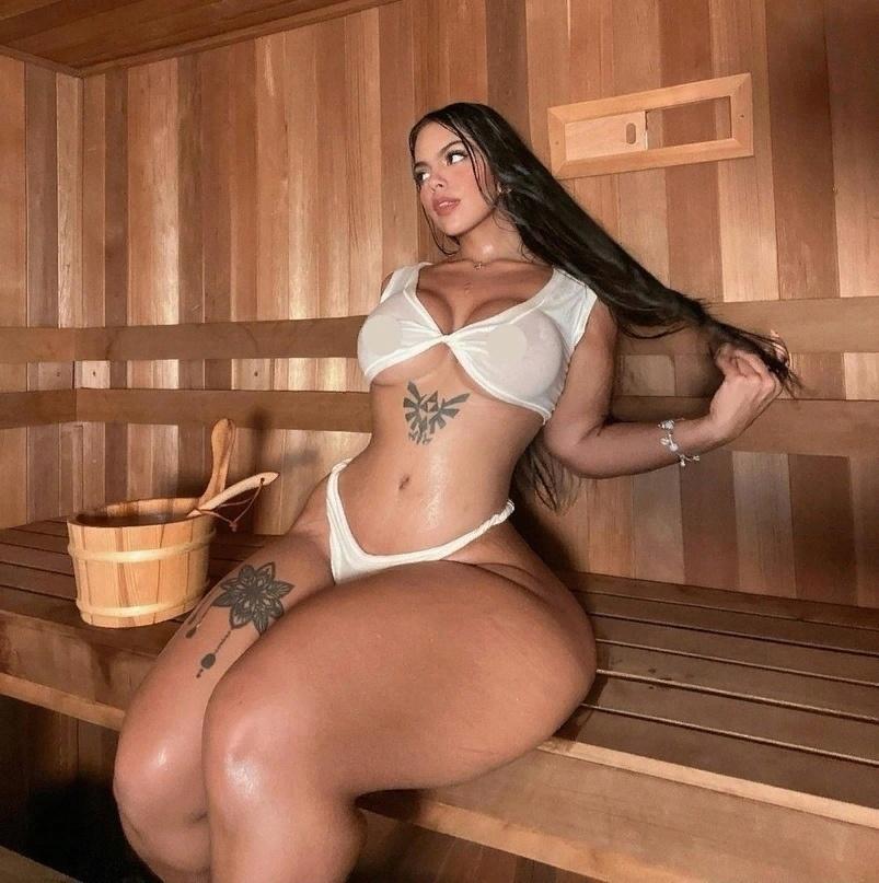 Слитая в сеть откровенная фотография с моделью плюс-сайз Грейс Бон в сайне и белом нижнем белье.