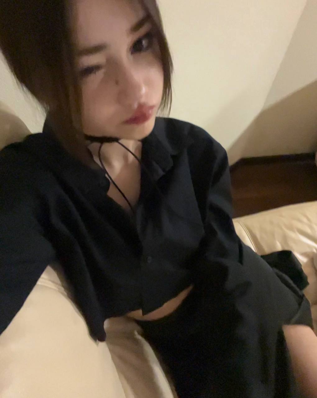 Ангелина подмигивает своим подписчикам. Ангелина подмигивает своим подписчикам.