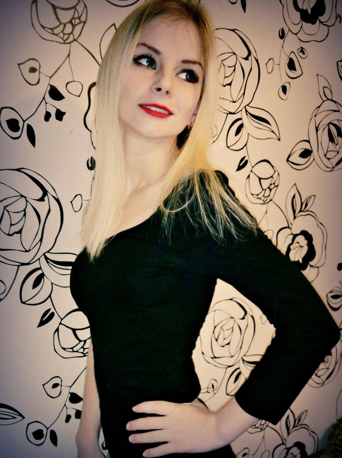 Красотка киберспортсменка Шевко на фото в чёрном вечернем платье. Красотка киберспортсменка Шевко на фото в чёрном вечернем платье.