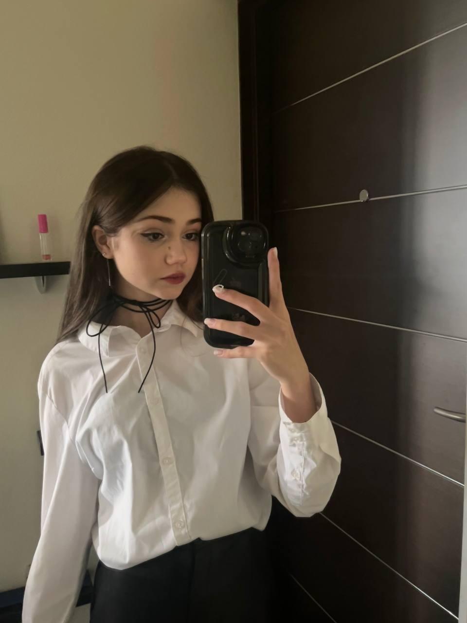 Селфи в белой блузке. Селфи в белой блузке.