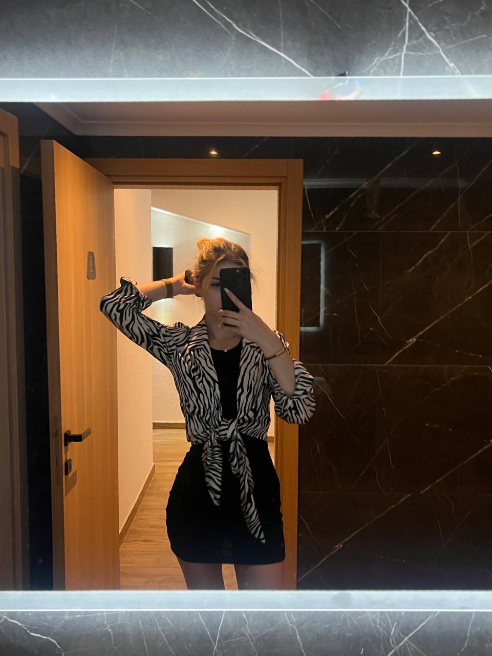 Похоже она неравнодушна не только к контре, но и к селфи у зеркала, на этот раз в мини юбке.