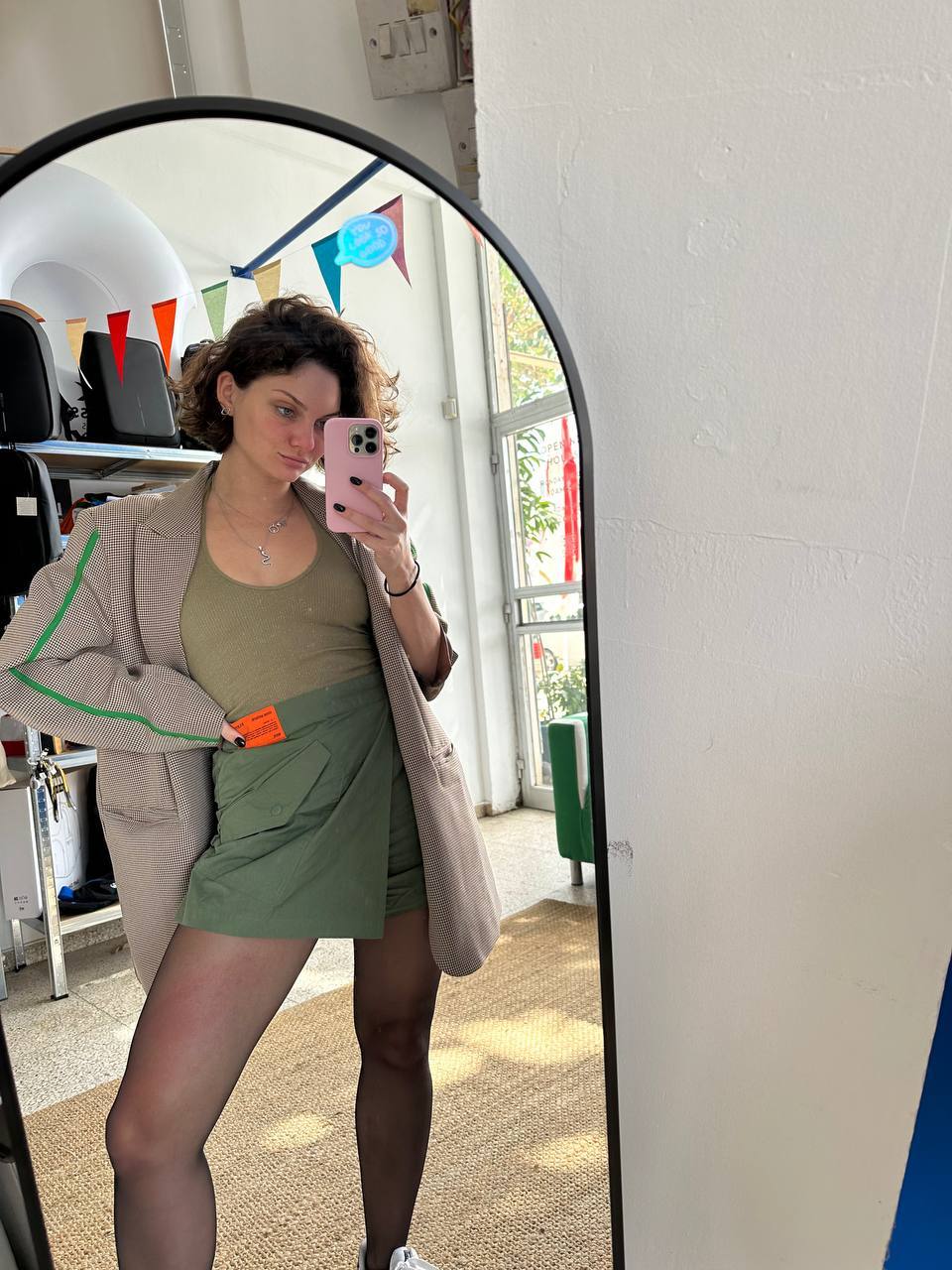 Сескси селфи у зеркала в юбке и чулках. Сескси селфи у зеркала в юбке и чулках.