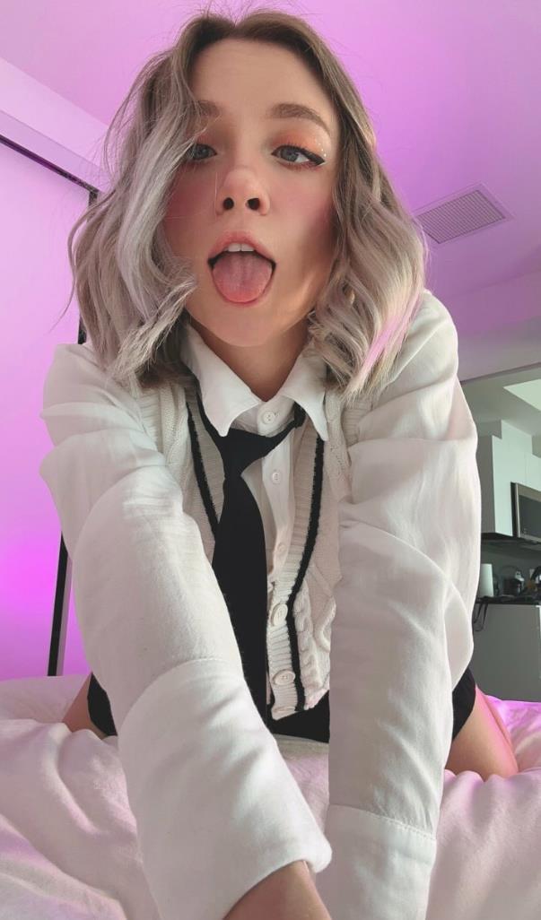 Соблазнительное селфи крупным планом с высунутым языком.