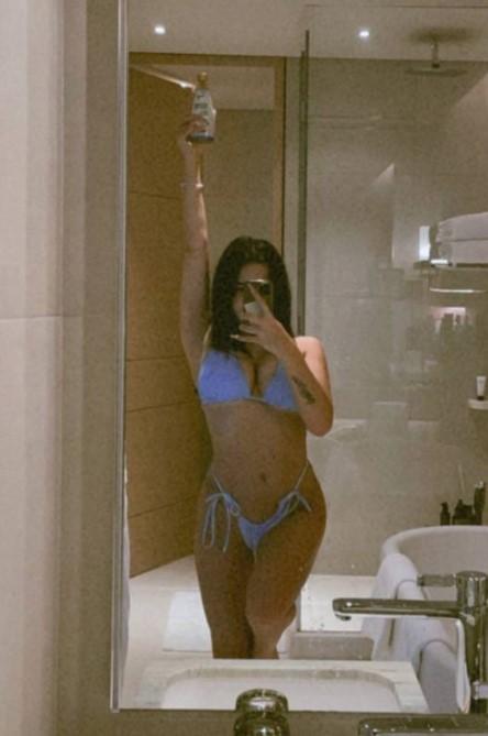 Карнавал&nbsp;делала откровенные селфи, для своих личных целей.