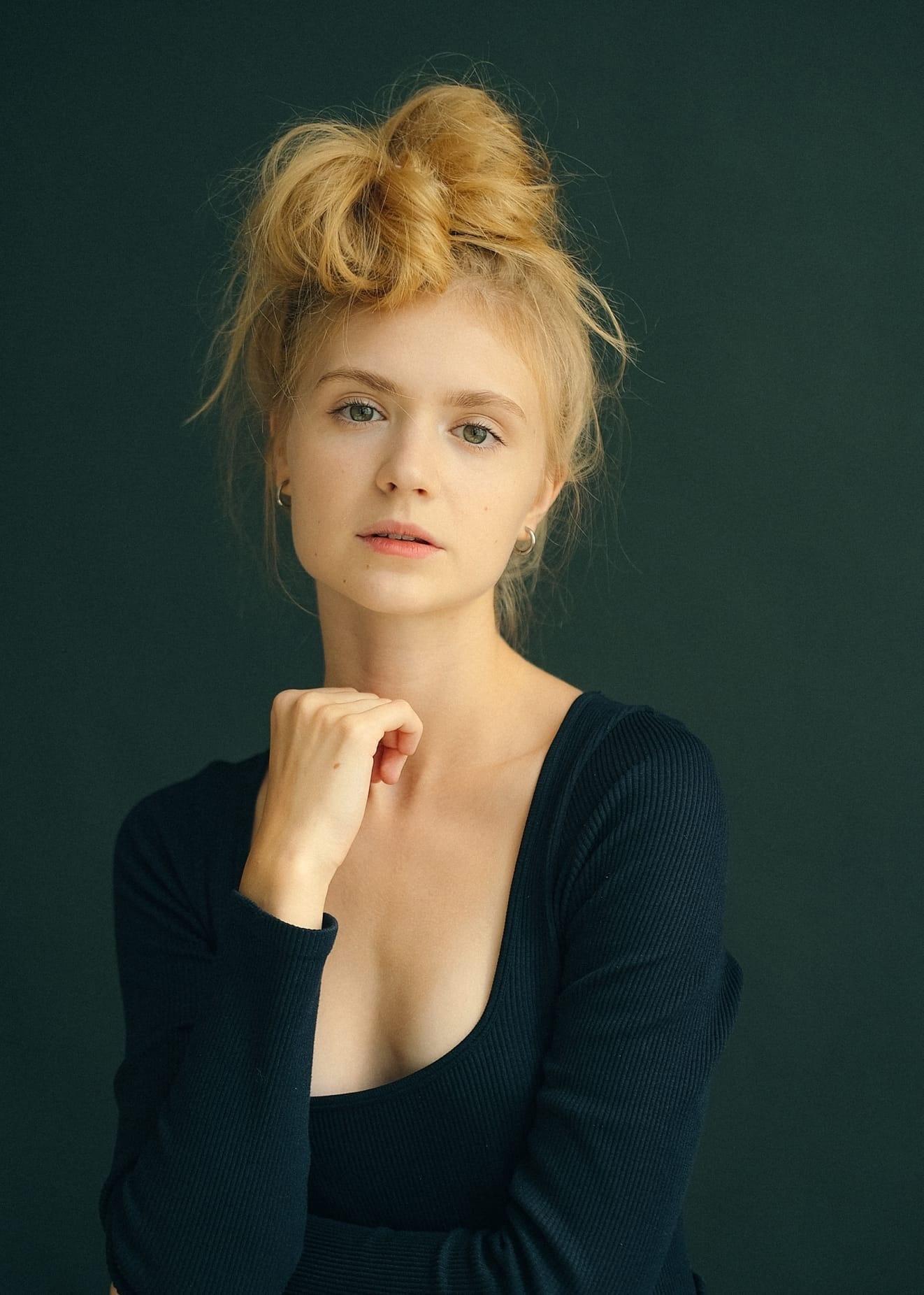 А на этом снимке она в кофте с большим вырезом в районе груди. А на этом снимке она в кофте с большим вырезом в районе груди.