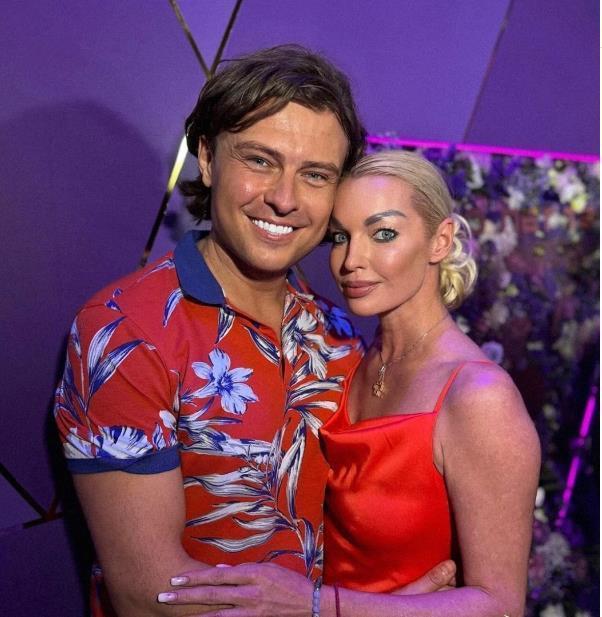 Красивое фото Насти в красном платье и Прохора в летней рубашке.